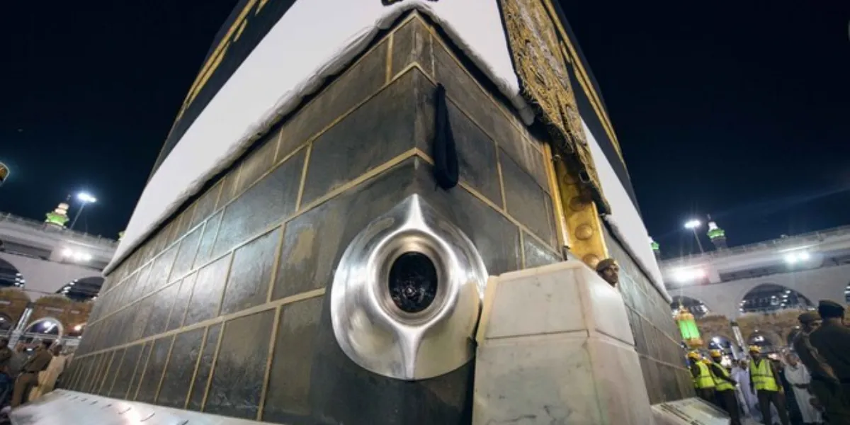 What Is The Black Stone In Makkah (2)